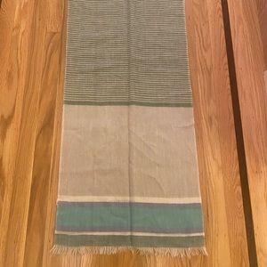 100% Cashmere Scarf.  Worn twice, excellent condition. Lightweight.